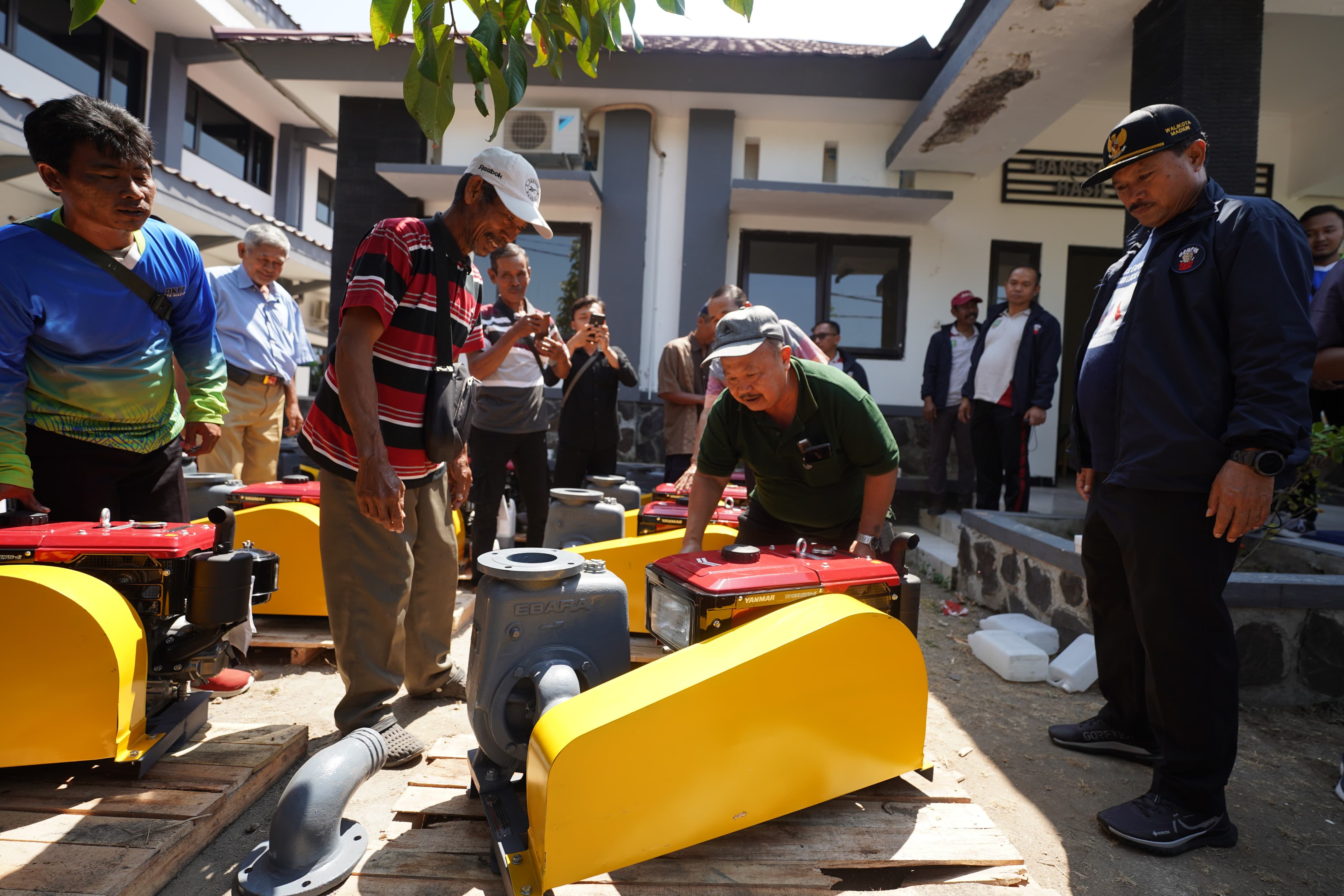 PERTANIAN: Wali Kota Madiun Maidi saat meninjau unit alsintan bantuan dari Kementan pada Jumat (25/8) lalu.&nbsp;(BAGAS BIMANTARA/RADAR MADIUN)
