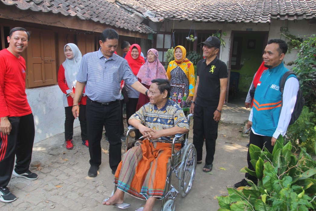 PEDULI: Wali Kota Maidi menyambangi dan menyalurkan bantuan bagi lansia di Kelurahan Klegen, Kartoharjo kemarin (25/8). (BAGAS BIMANTARA/RADAR MADIUN)