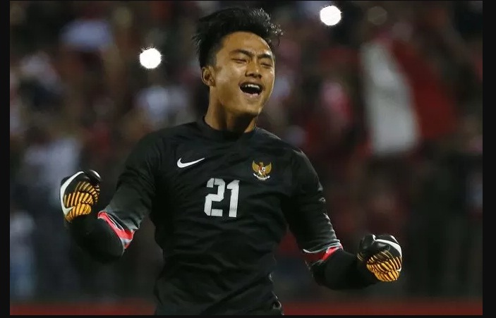 Ernando Ari Sutaryadi sukses menepis tendangan penalti Quoc Viet Nguyen. (Dok. JawaPos.com)