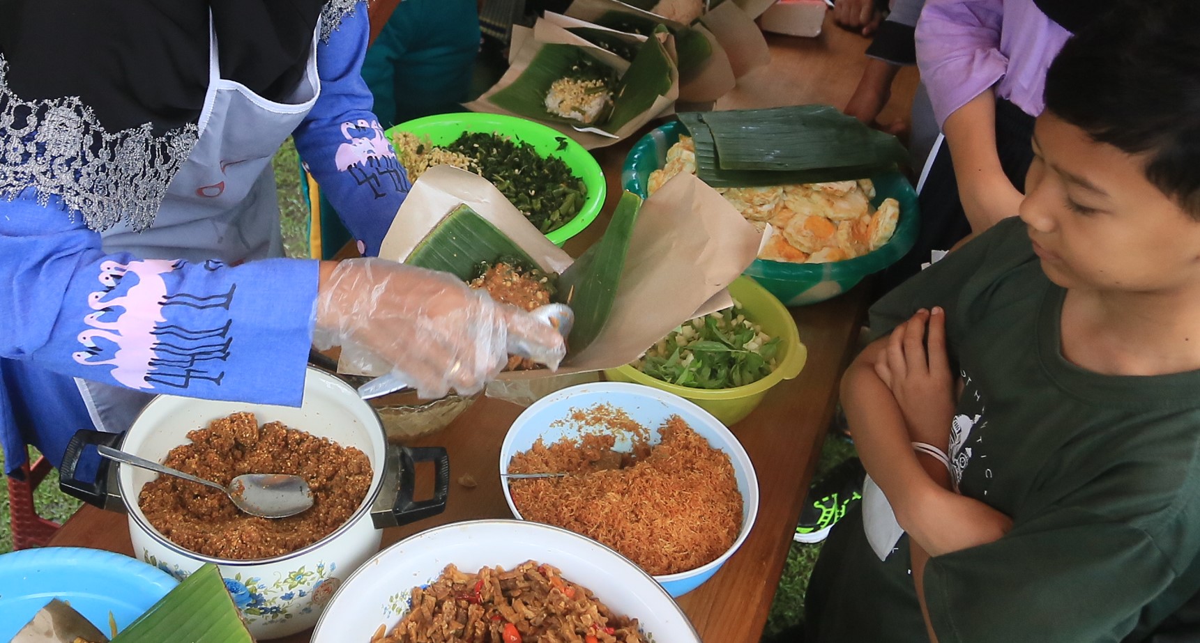 Ilustrasi pedagang menyiapkan nasi pecel (BAGAS BIMANTARA/RADAR MADIUN)