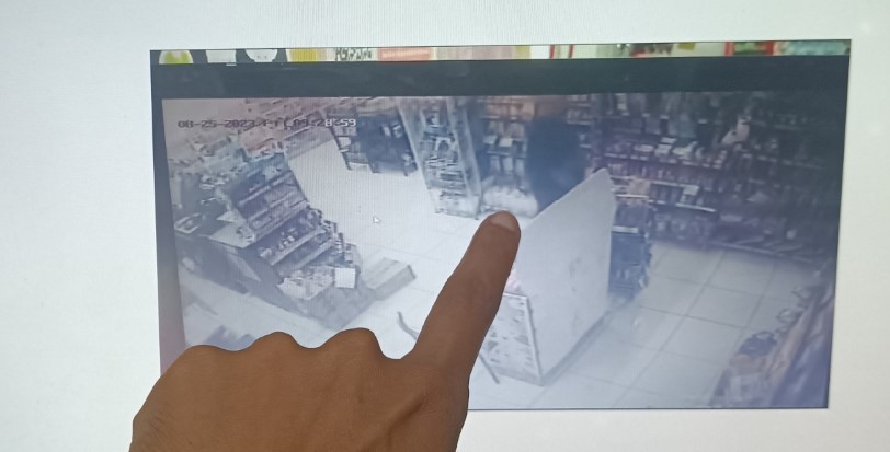 VIRAL: Video rekaman CCTV aksi pencurian di salah satu minimarket, Arjowinangun, Pacitan, Jumat (25/8). (NUR CAHYONO/RADAR PACITAN)