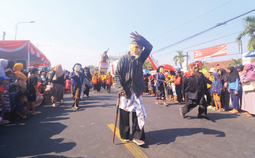 BUDAYA: Ratusan pelajar ikuti Festival Parade Dongkrek di Alun-Alun Caruban pada Sabtu (26/8) lalu. (R. BAGUS RAHADI/RADAR CARUBAN)