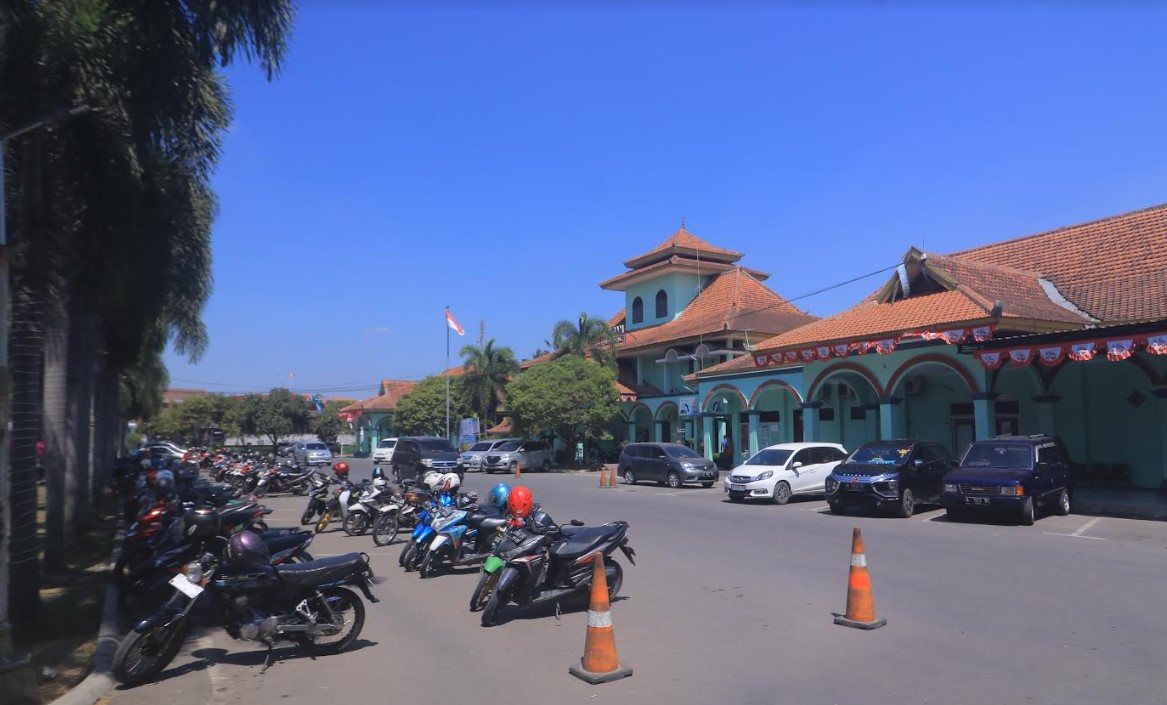 STERIL: Halaman depan RSUD Caruban nantinya tidak digunakan untuk parkir kendaraan pengunjung. (R. BAGUS RAHADI/RADAR CARUBAN)