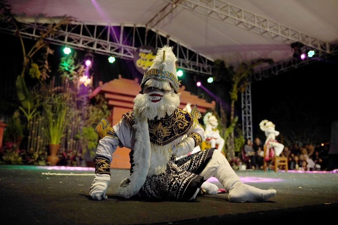 ASLI PACITAN: Salah satu penampil dalam Festival Kethek Ogleng 2023 di Alun-alun Pacitan yang berlangsung pada Sabtu-Minggu (26-27/8) kemarin.&nbsp;(PROKOPIM UNTUK RADAR PACITAN)