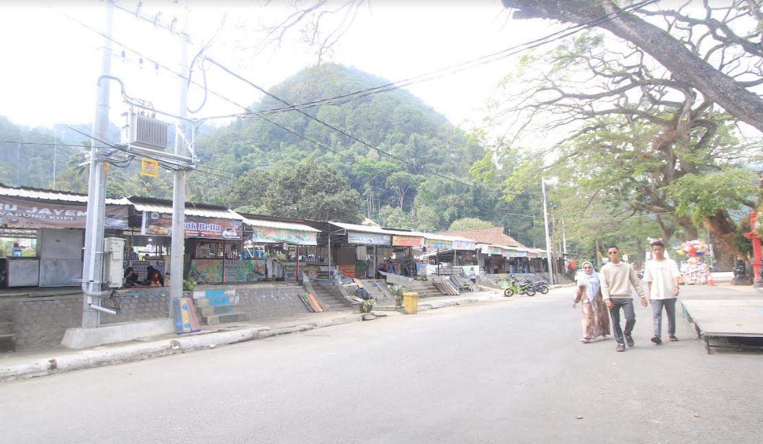 FACE OFF: Pembangunan tribun penonton di Telaga Ngebel dimulai pekan lalu, pekerjaan ditarget rampung akhir tahun.&nbsp;(AJI PUTRA/RADAR PONOROGO)
