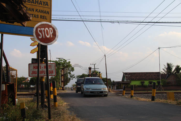 MEMBAHAYAKAN: Perlintasan kereta api sebidang di Desa Sidolaju, Widodaren, yang tidak terjaga. (ASEP SYAEFUL BACHRI/JAWA POS RADAR NGAWI)