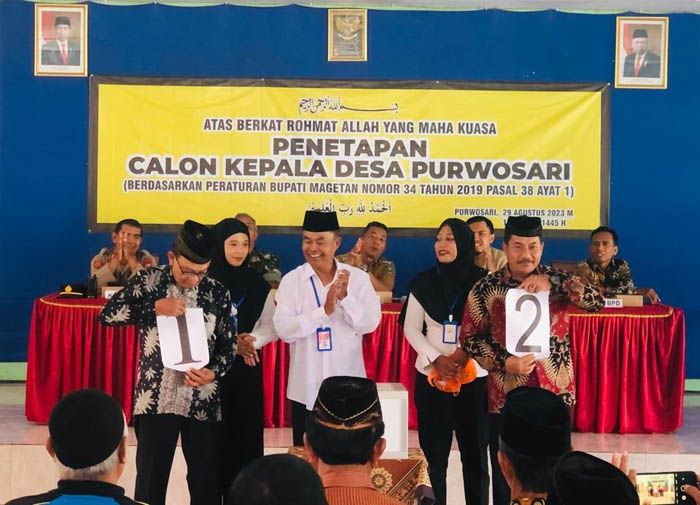 DEMOKRASI: Dua cakades Purwosari, Magetan, mengambil nomor urut usai penetapan di kantor desa setempat kemarin. (APRILITA SARI/JAWA POS RADAR MAGETAN)