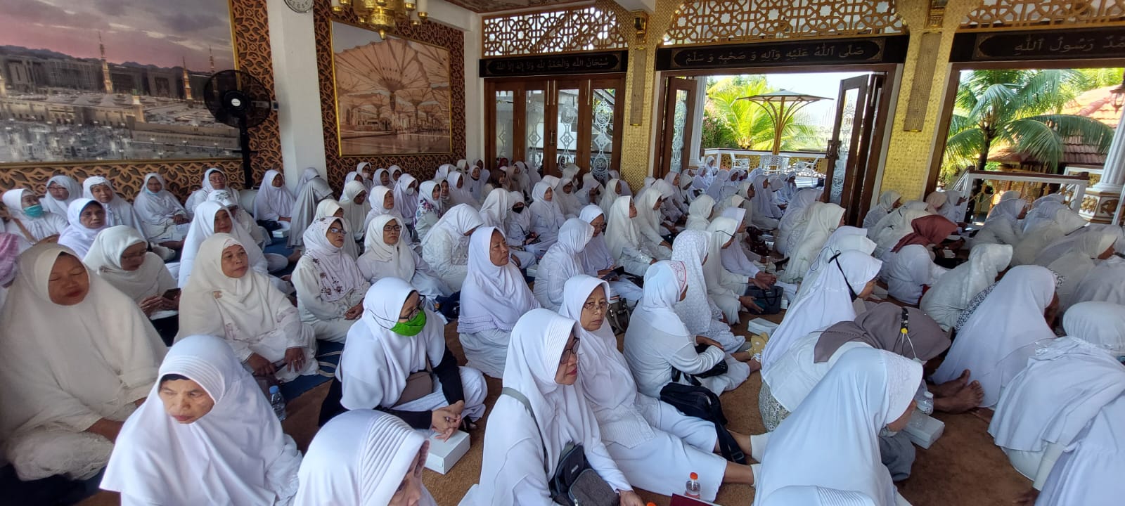 KHIDMAT: MUI dan Pemkot Madiun menggelar pengajian bersama ratusan janda lansia di Ponpes Abi Bahrun Madinatul Jannah, Minggu lalu (27/8). (MUI KOTA MADIUN UNTUK RADAR MADIUN)