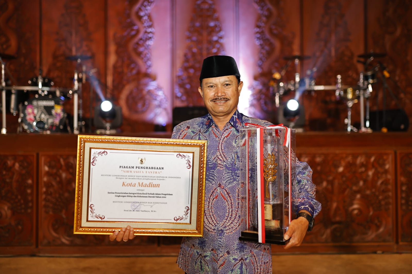 PEDULI LINGKUNGAN: Wali Kota Maidi menerima penghargaan Green Leadership 2022 dan Entitas Pemerintahan Kota Kecil dalam Pengelolaan Lingkungan Hidup dan Kehutanan Daerah. (WS HENDRO DISKOMINFO)