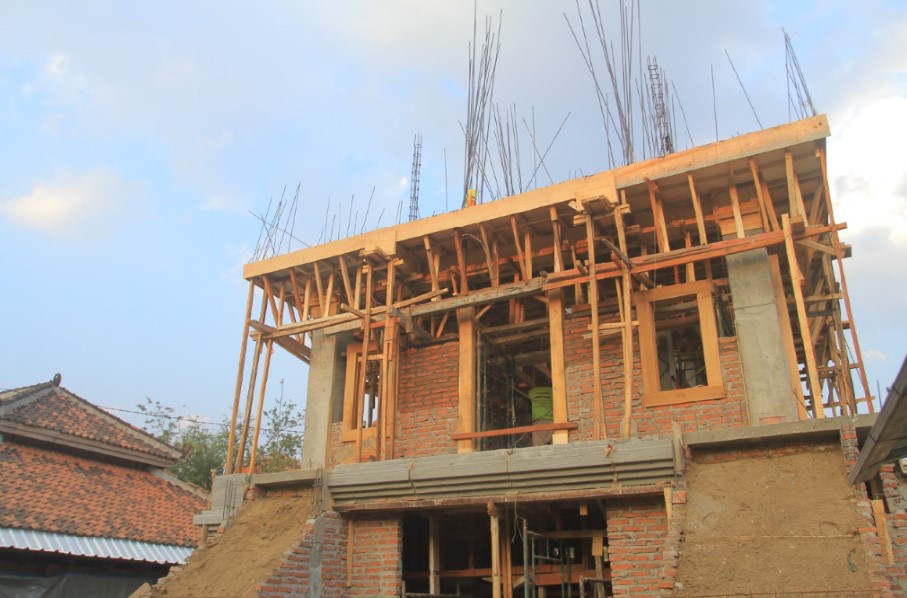 PEKERJAAN FISIK: Pembangunan menara Masjid Kuno Kuncen oleh DPUPR Kota Madiun terus dikebut kemarin (28/8). (BAGAS BIMANTARA/RADAR MADIUN)