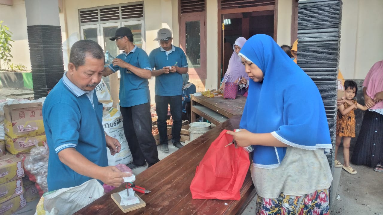 MURAH: Warga menyerbu operasi pasar di kantor Desa Banjarsari Wetan, Dagangan,kemarin (29/8).&nbsp;(DIAN RAHAYU/RADAR CARUBAN)