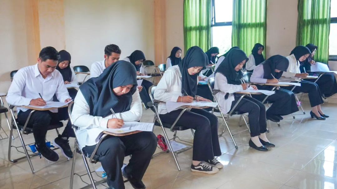 BANGKU KULIAH: Jumlah lulusan SMAN/SMKN di Pacitan yang diterima di perguruan tinggi negeri (PTN) terbilang rendah. (ILUSTRASI: NUR CAHYONO/RADAR PACITAN)