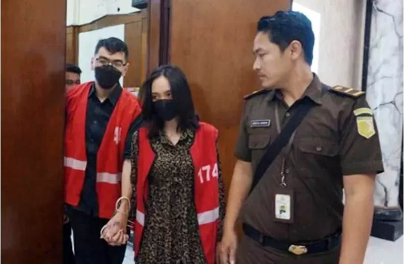 Dua terdakwa kasus video asusila Kebaya Merah, Aryarota Cumba Salaka dan Anisa Hardiyanti seusai disidangkan di PN Surabaya. (Istimewa)