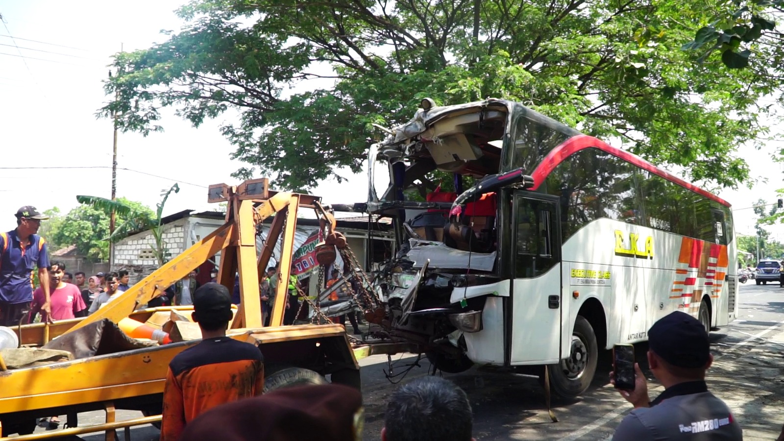 LAKA MAUT: Kecelakaan bus Eka dan Sugeng Rahayu di Geneng, Ngawi, menewaskan empat orang. (ASEP SYAEFUL/RADAR NGAWI)