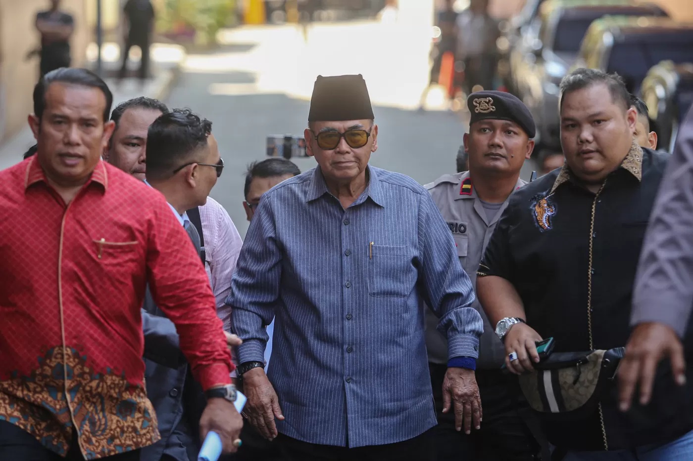 Pimpinan Pondok Pesantren Al Zaytun Panji Gumilang berjalan saat menjalani pemeriksaan di Bareskrim Mabes Polri, Jakarta, Selasa (1/8/2023). (Salman Toyibi/Jawa Pos)