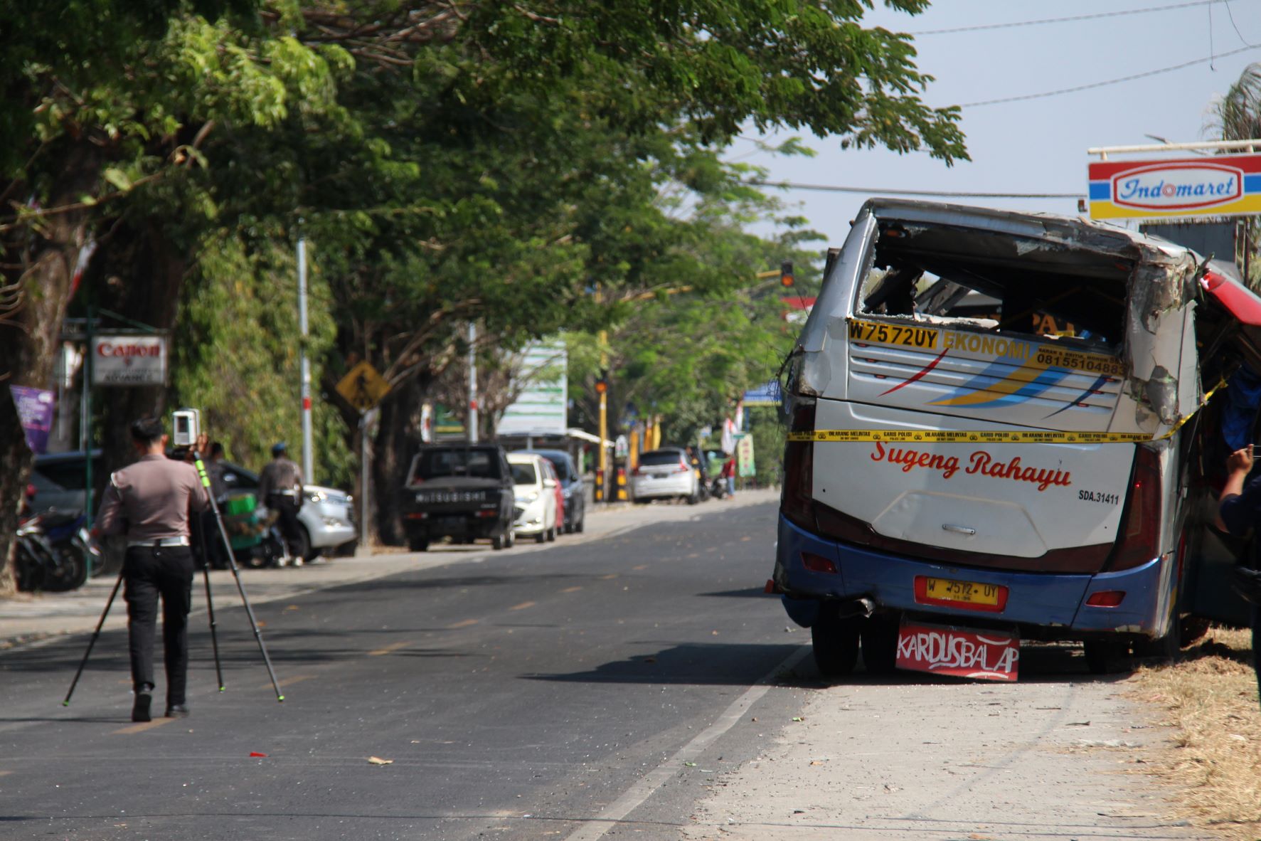 DALAM PENYELIDIKAN: Polda menerjunkan TTAA guna membantu pengungkapan penyebab laka lantas bus Eka dan Sugeng Rahayu. (R. BAGUS RAHADI/RADAR MADIUN)