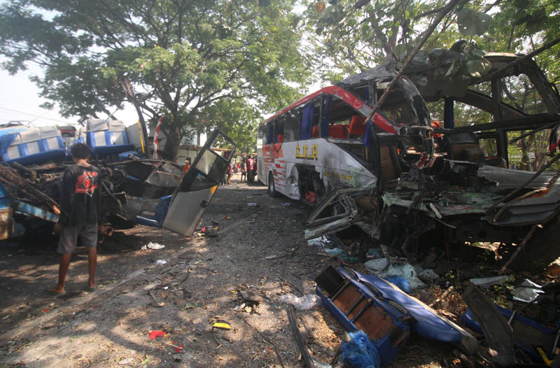 RINGSEK : Kondisi bus Eka setelah terlibat kecelakaan dengan bus Sugeng Rahayu di Jalan Ngawi - Maospati, Desa Tambakromo, Kecamatan Geneng, Kamis (31/8).(ASEP SAEFUL BACHRI/JAWA POS RADAR MADIUN)