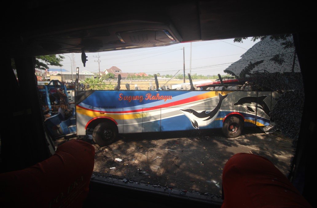 RUSAK PARAH: Bus Sugeng Rahayu W 7572 UY rusak parah usai bertabrakan dengan bus Eka bernopol S 7551 US.&nbsp;(R. BAGUS RAHADI/RADAR NGAWI)