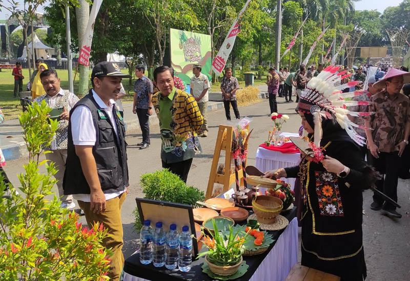 MERIAH: Bupati Ngawi Ony Anwar Harsono dan Wabup Dwi Rianto Jatmiko menyaksikan lomba masak sambal welut kemarin. (SATRIO JATI WASKITO/JAWA POS RADAR NGAWI)