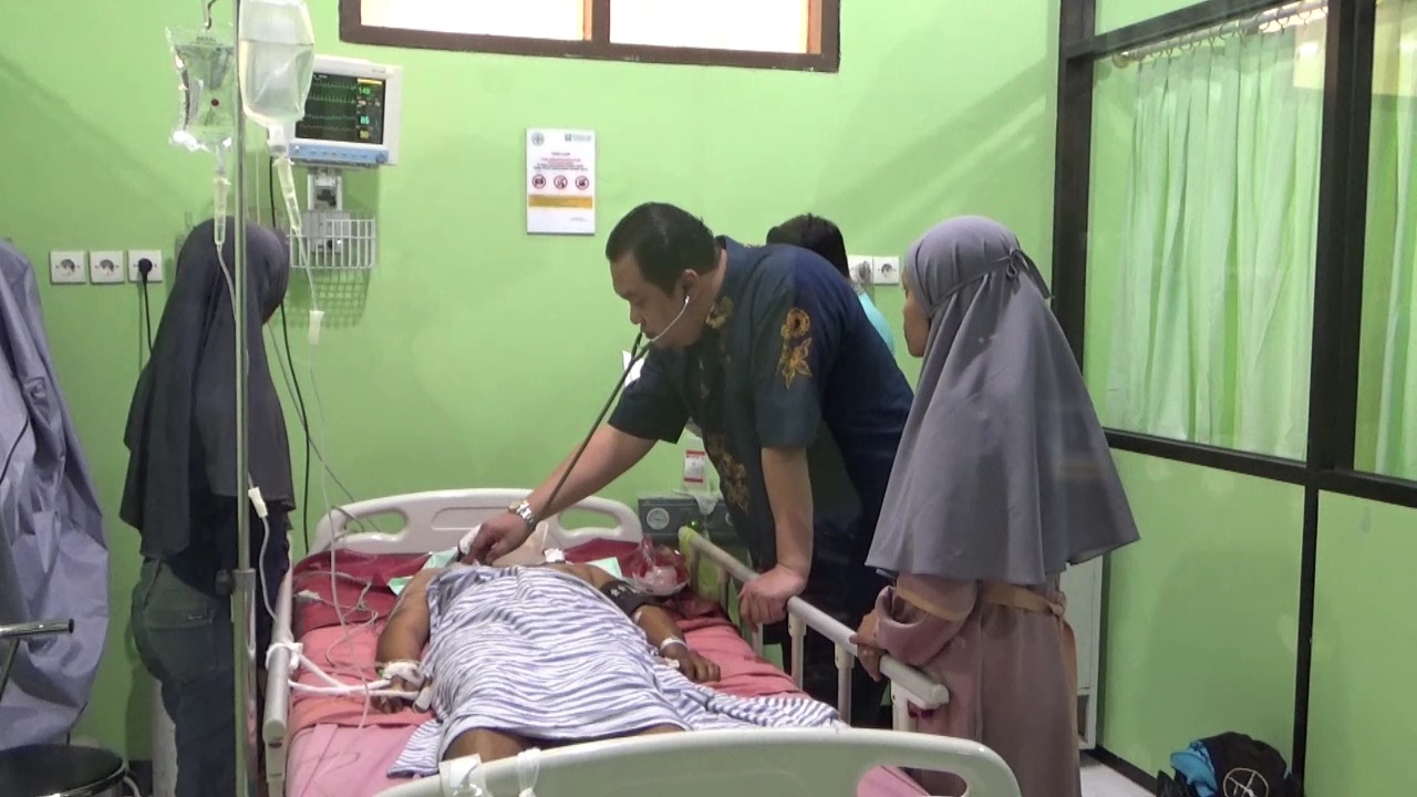 DIRAWAT INTENSIF: Kernet Bus Sugeng Rahayu W 7572 UY Moch Pariyanto, warga Jotosanur, Tikung, Lamongan, masih dirawat intensif di RS Widodo kemarin (1/9).&nbsp;(ASEP SYAEFUL BACHRI/ RADAR NGAWI)