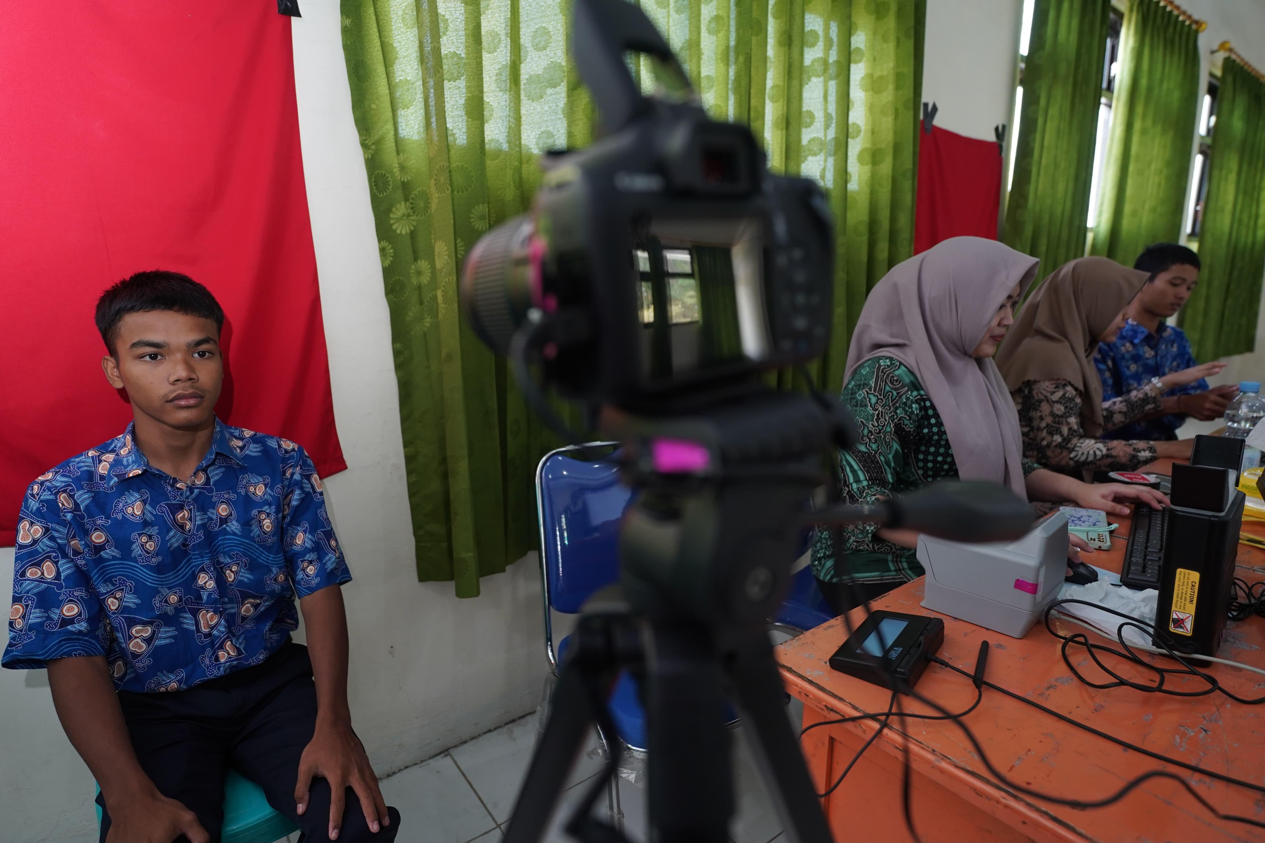 ADMINDUK: Dispendukcapil Kota Madiun melakukan aksi jemput bola perekaman e-KTP pelajar SMKN 1 Kota Madiun belum lama ini.&nbsp;(BAGAS BIMANTARA/RADAR MADIUN)