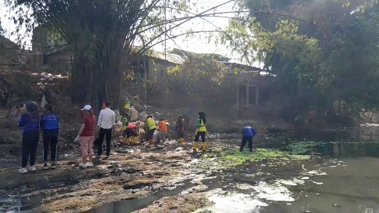PRIHATIN: Sejumlah warga peduli lingkungan membersihkan sampah yang menumpuk di Sungai Walikukun, Widodaren, Ngawi.&nbsp;(ASEP SYAEFUL BACHRI/DOK. JAWA POS RADAR NGAWI)