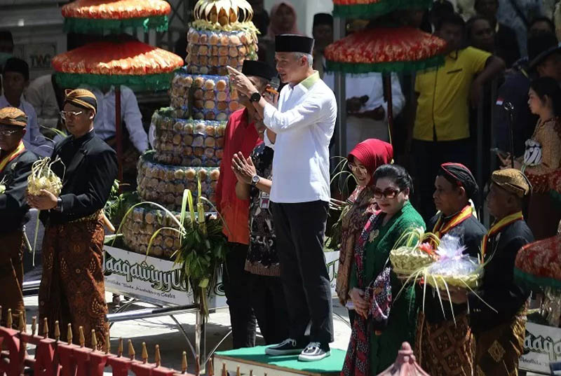 Gubernur Jawa Tengah Ganjar Pranowo saat menghadiri acara tradisi sebaran apem di Kecamatan Jatinom, Kabupaten Klaten, Jumat (1/9/2023). (ARIEF BUDIMAN/RADAR SOLO) (ARIEF)
