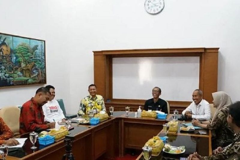 DIALOG: Bupati Magetan Suprawoto menemui perwakilan ATK Jogjakarta. (ANTARA)