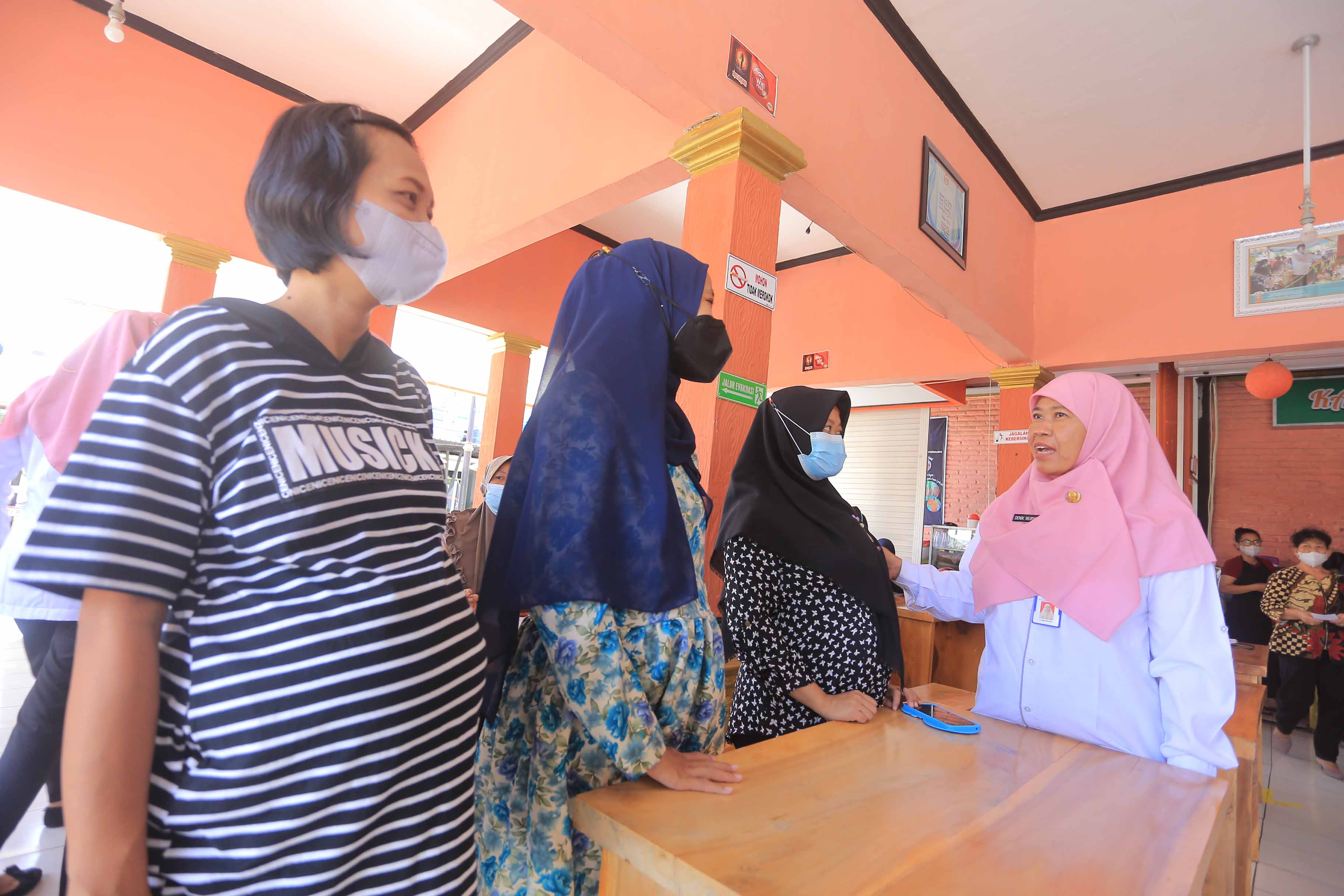 TEKAN STUNTING: Kepala dinkes PPKB dan tim melakukan peninjauan serta penyuluhan program WSS di lapak UMKM Kelurahan Madiun Lor beberapa waktu lalu.&nbsp;(BAGAS BIMANTARA/RADAR MADIUN)