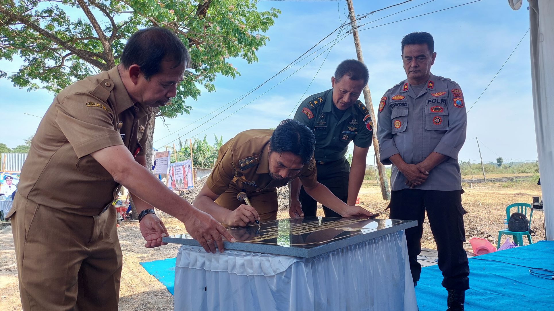 DIPERCANTIK: Bupati Madiun Ahmad Dawami meletakkan batu pertama pembangunan gapura Ibu Kota Caruban di Desa Kaligunting, kemarin (4/9).&nbsp;(R. BAGUS RAHADI/RADAR CARUBAN)