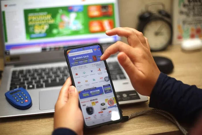 Ilustrasi foto : Perkembangan teknologi sebagai pasar dunia diharapkan mampu meningkatkan peluang usaha melalui E-commerce untuk memajang dan memasarkan produk. (IMAM HUSEIN/JAWA POS)