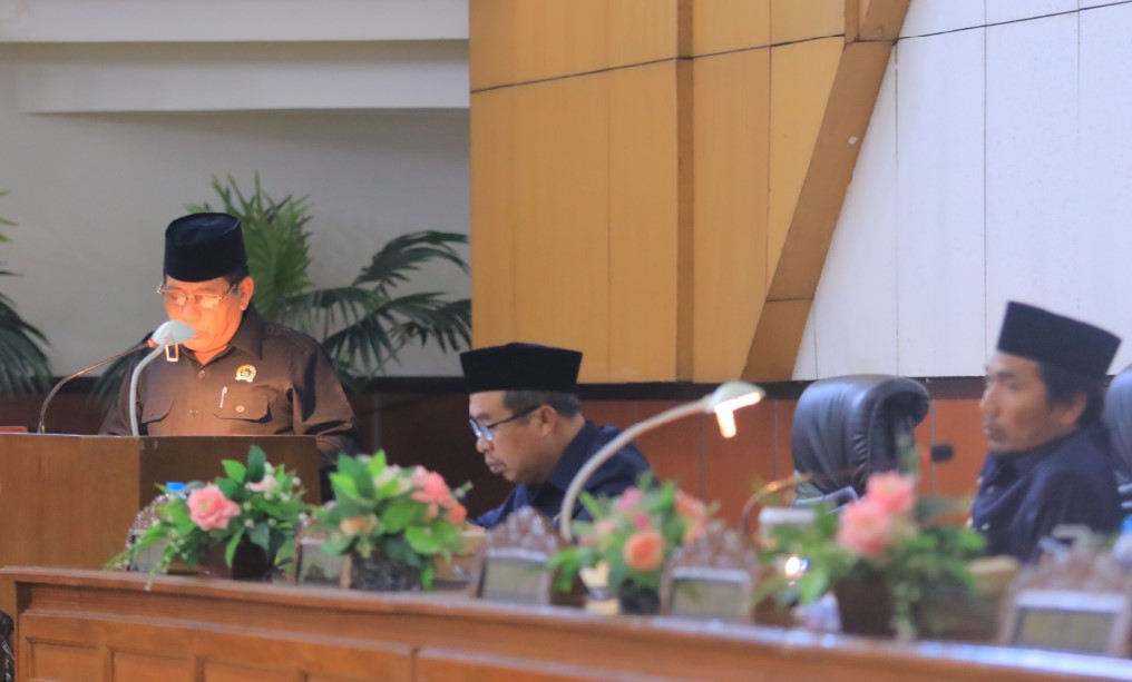 PARIPURNA: Tiga fraksi di DPRD Kabupaten Madiun meminta alokasi anggaran diprioritaskan untuk pembangunan infrastruktur.&nbsp;(R. BAGUS RAHADI/RADAR CARUBAN)