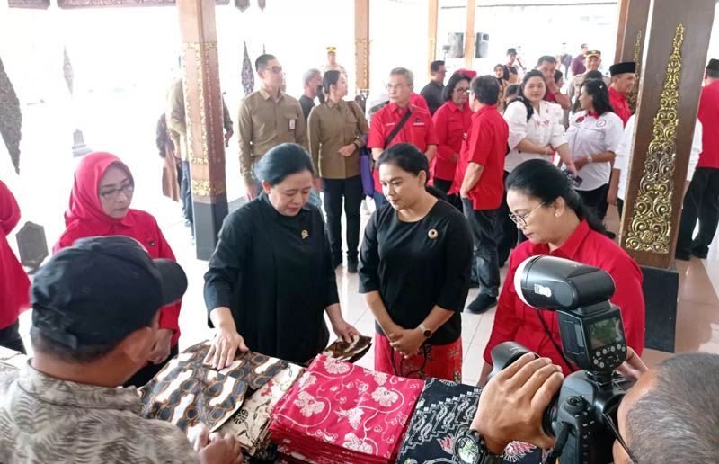 Ketua DPP PDI Perjuangan Puan Maharani saat berkunjung ke Wonogiri Minggu (3/8) (IWAN ADI LUHUNG/RADAR SOLO)