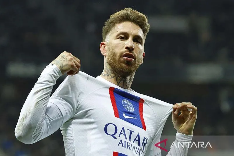 Pemain&nbsp;PSG Sergio Ramos berselebrasi setelah mencetak gol ke gawang&nbsp;OGC Nice&nbsp;dalam pertandingan Liga Prancis di&nbsp;Allianz Riviera, Nice, Prancis, April 2023.&nbsp;​​​​​​​(ANTARA FOTO/Reuters/Eric&nbsp;Gail/nym)