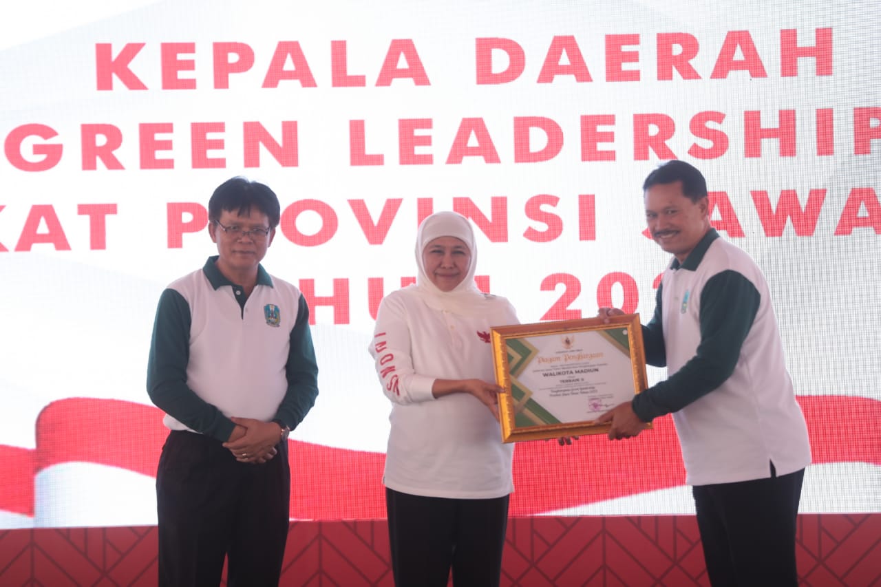 PANEN PRESTASI: Wali Kota Maidi menerima penghargaan dari Gubernur Jatim Khofifah Indar Parawansa di Hari Lingkungan Hidup yang digelar di Malang kemarin (4/9).