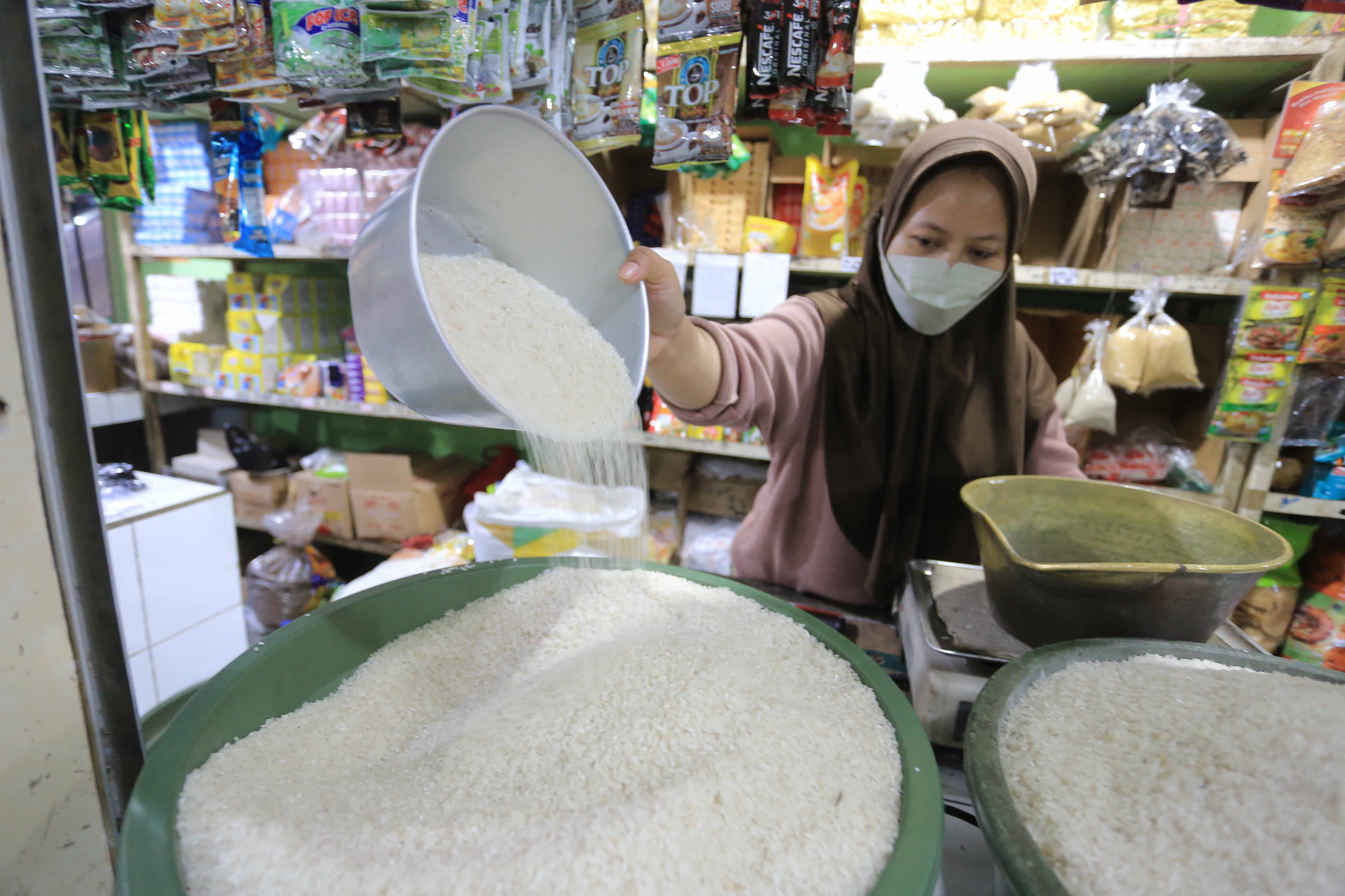 MAHAL: Harga beras di sejumlah pasar di Kota Madiun sampai saat ini masih di atas HET. (BAGAS BIMANTARA/RADAR MADIUN)
