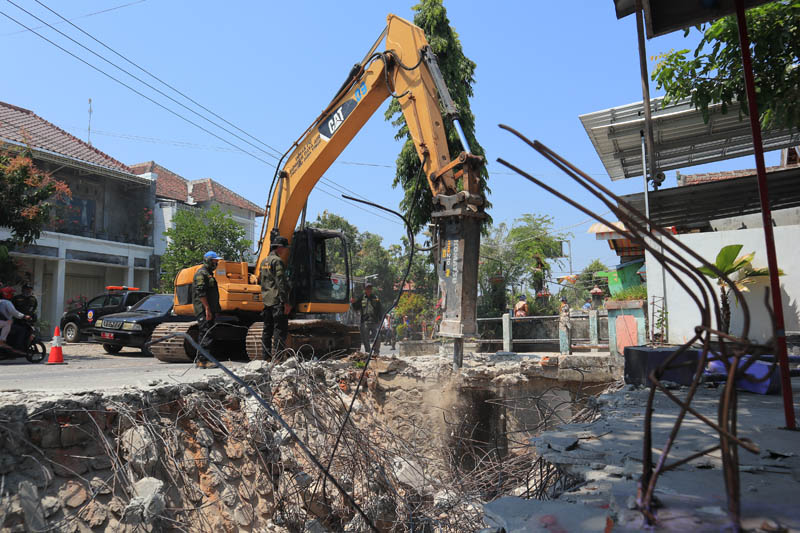 DITERTIBKAN: Pemprov Jatim membongkar Sembilan jembatan akses keluar masuk warga Jalan Ngambakan-Somoroto, Desa/Kec. Kauman kemarin (5/9).&nbsp; (SUGENG DWI N./JAWA POS RADAR PONOROGO)