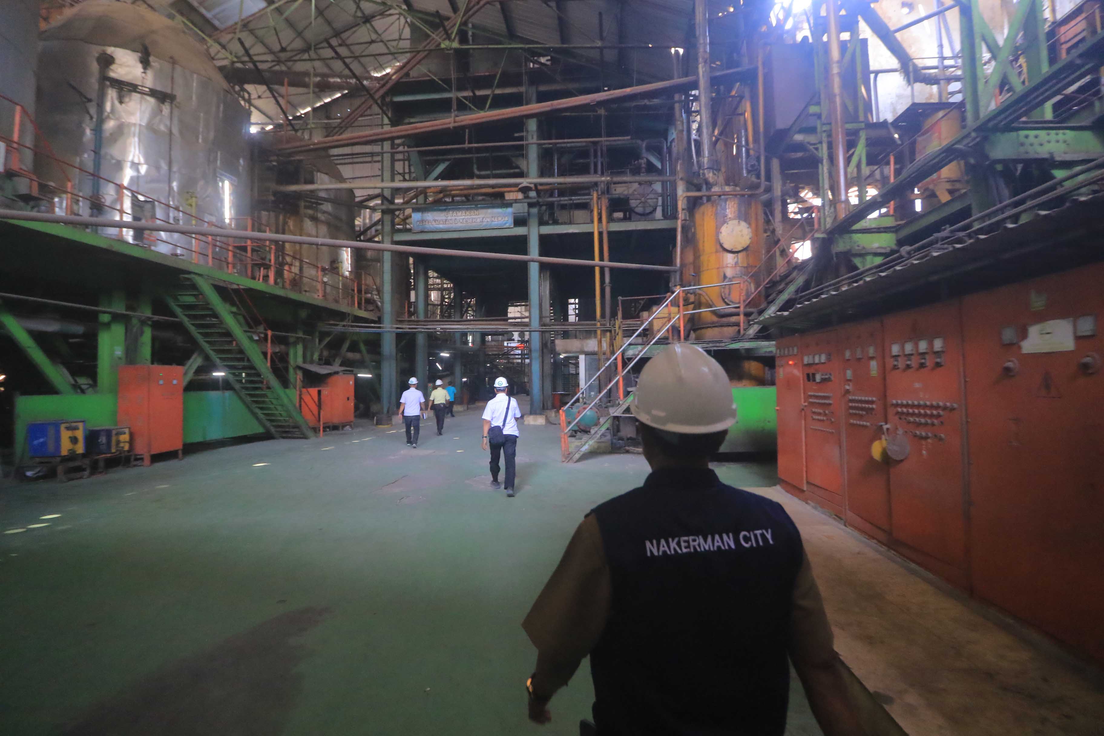 DISIDAK: Disnakerperin Kabupaten Madiun cek lokasi pasca insiden kecelakaan kerja di PG Pagotan, kemarin (5/9). (R. BAGUS RAHADI/RADAR CARUBAN)