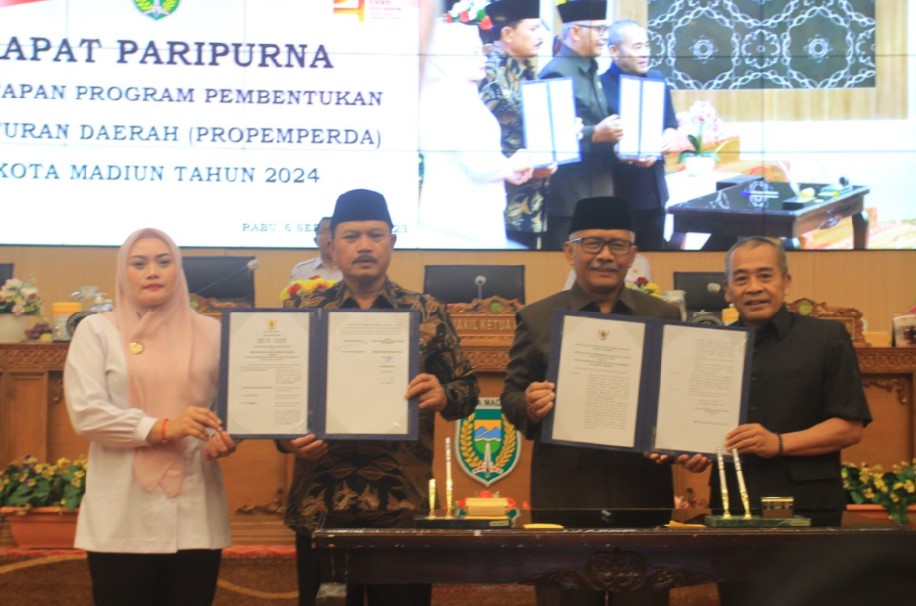 SAH: DPRD dan Pemkot Madiun resmi menetapkan propemperda 2024 usai rapat paripurna kemarin (6/9). (BAGAS BIMANTARA/RADAR MADIUN)