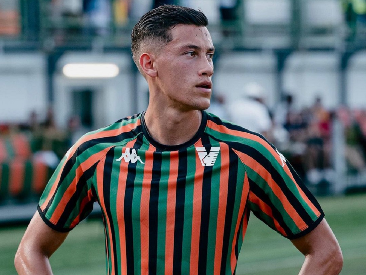 Pemain Venezia Jay Idzes segera dinaturalisasi untuk memperkuat Timnas Indonesia (Instagram/jayidzes)