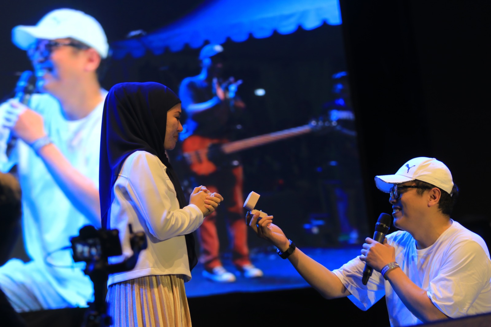 ROMANTIS: Andro Rohmana melamar kekasihnya, Meriza, saat konser Play Music Festival Madiun, Kamis (7/9). (BAGAS BIMANTARA/JAWA POS RADAR MADIUN)