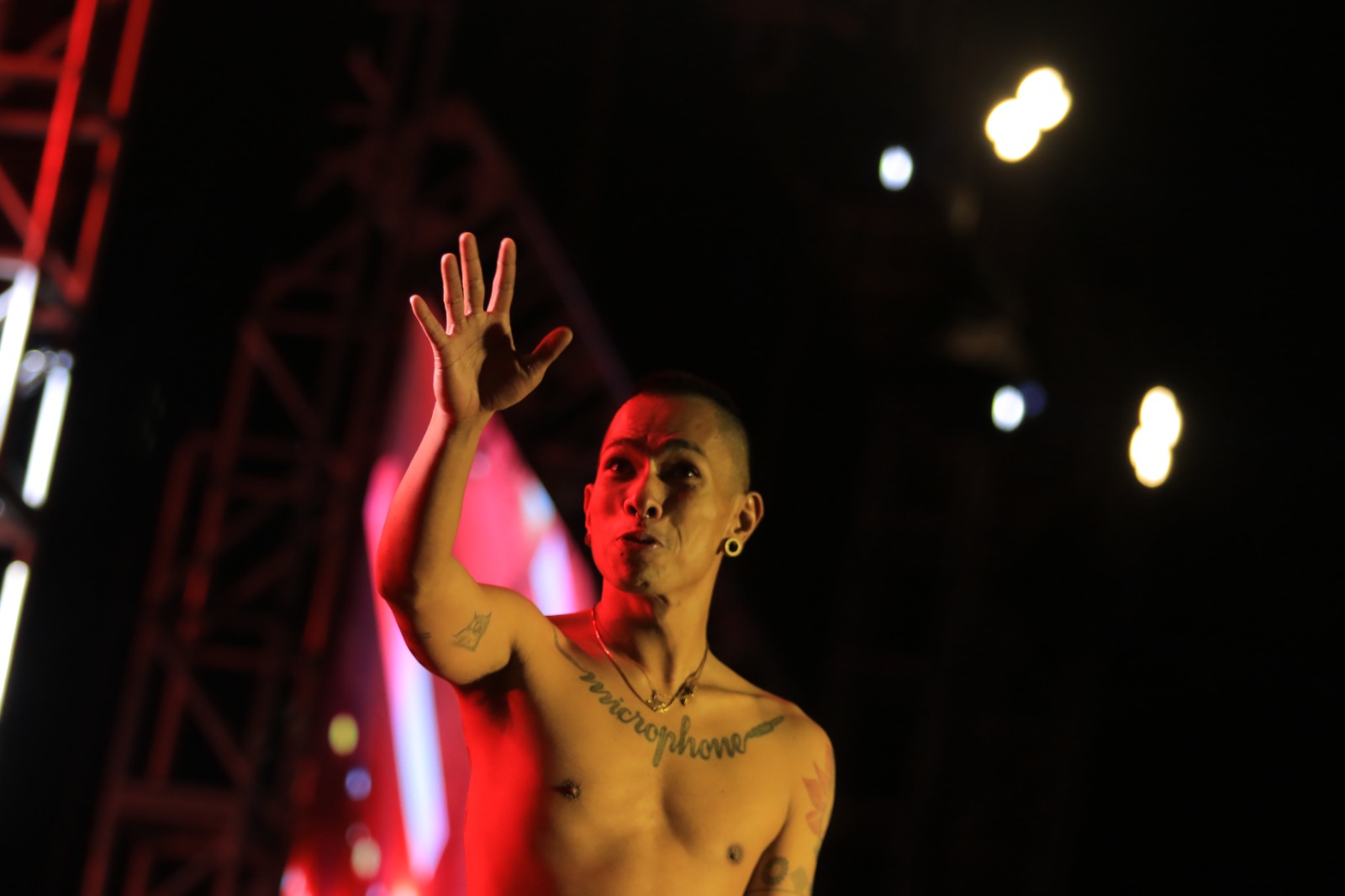 Lagu-lagu Fourtwnty membuat ribuan penonton Play Music Festival Madiun ikut bergoyang. (BAGAS BIMANTARA/JAWA POS RADAR MADIUN)