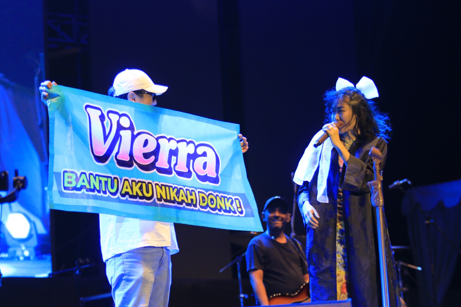 Andro Rohmana membentangkan spanduk di hadapan Widi Vierratale. (BAGAS BIMANTARA/JAWA POS RADAR MADIUN)