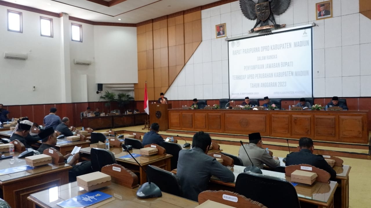 SERIUS: Paripurna DPRD Kabupaten Madiun tentang rancangan perubahan APBD 2023, Jumat (8/9). (DIAN RAHAYU/JAWA POS RADAR CARUBAN)