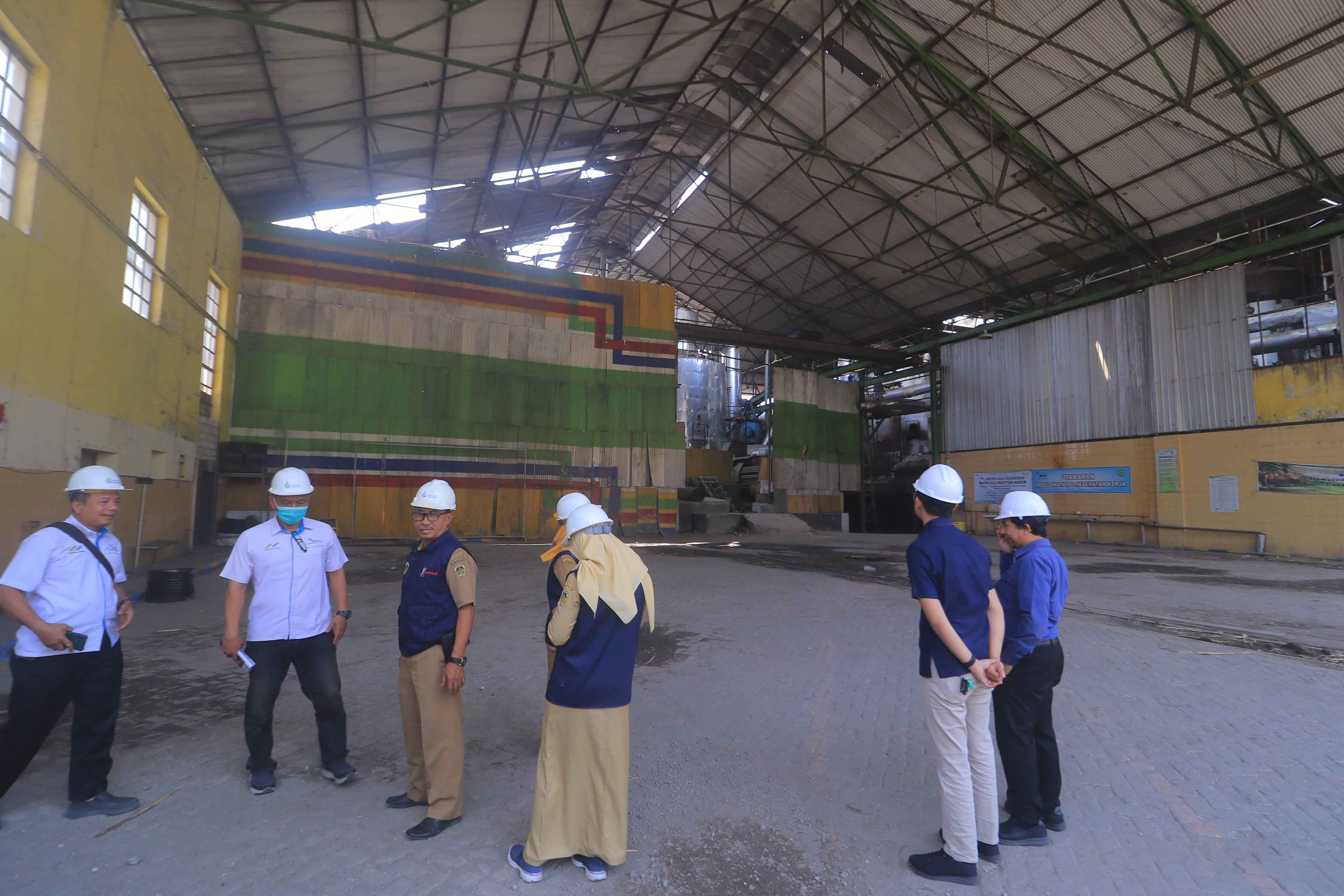 INVESTIGASI: Perwakilan BPJS Ketenagakerjaan Madiun saat melakukan sidak di PG Pagotan pasca insiden laka kerja beberapa waktu lalu.&nbsp;(BAGUS RAHADI/JAWA POS RADAR CARUBAN)