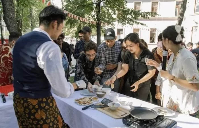 Koki asal Indonesia Aziz Amri terbang ke Moskow, Rusia untuk mengajarkan sajian menu nusantara.