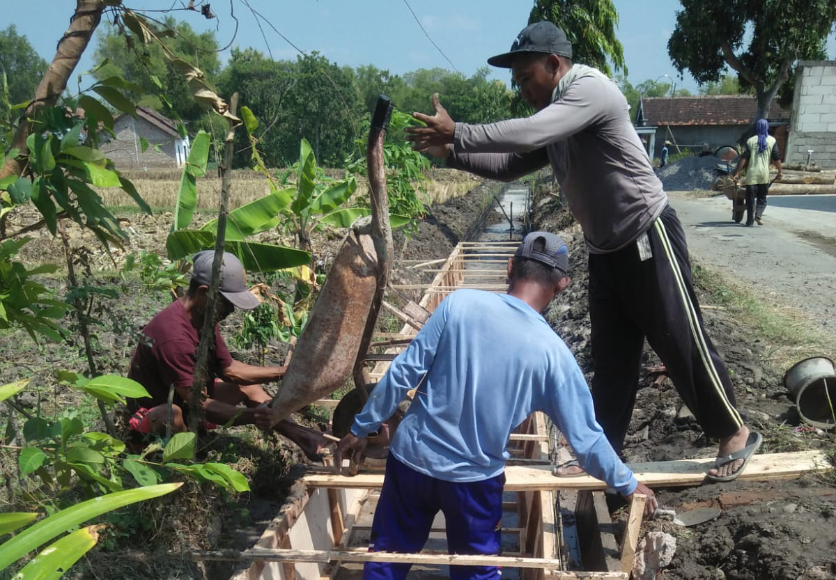 TERSELESAIKAN: Pengerjaan pembangunan drainase saluran irigasi di RT 19 Desa Lembah.&nbsp;(PEMDES LEMBAH FOR JAWA POS RADAR CARUBAN)