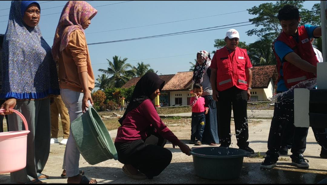 SOLUSI TERKAHIR: Dropping bantuan air bersih jadi tumpuan sebagain warga di wilayah Pacitan saat kemarau panjang seperti kali ini.&nbsp;(NUR CAHYONO/JAWA POS RADAR PACITAN)