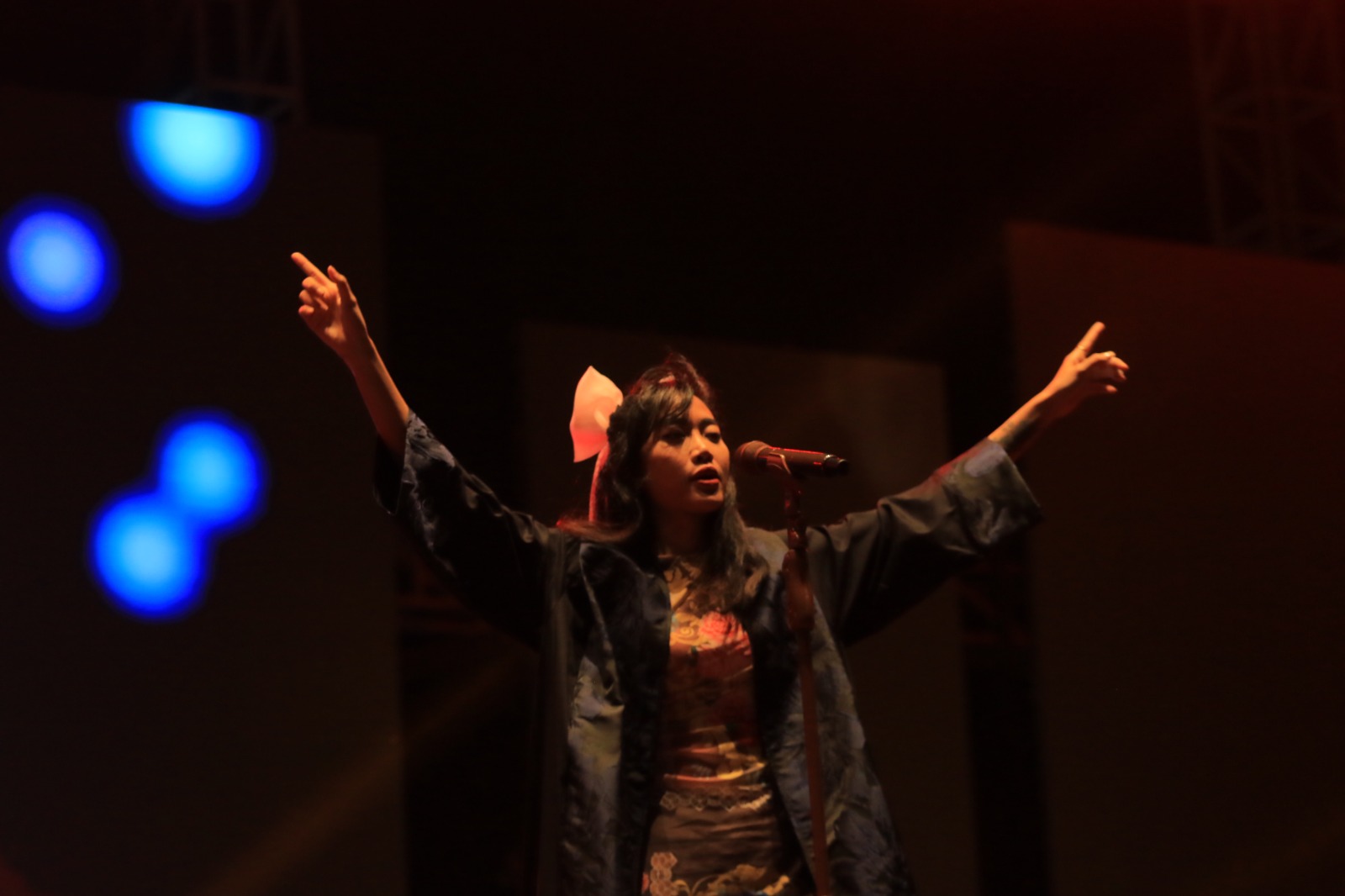 Aksi panggung Vierratale berhasil memukau penonton Play Music Festival Madiun. (BAGAS BIMANTARA/JAWA POS RADAR MADIUN)