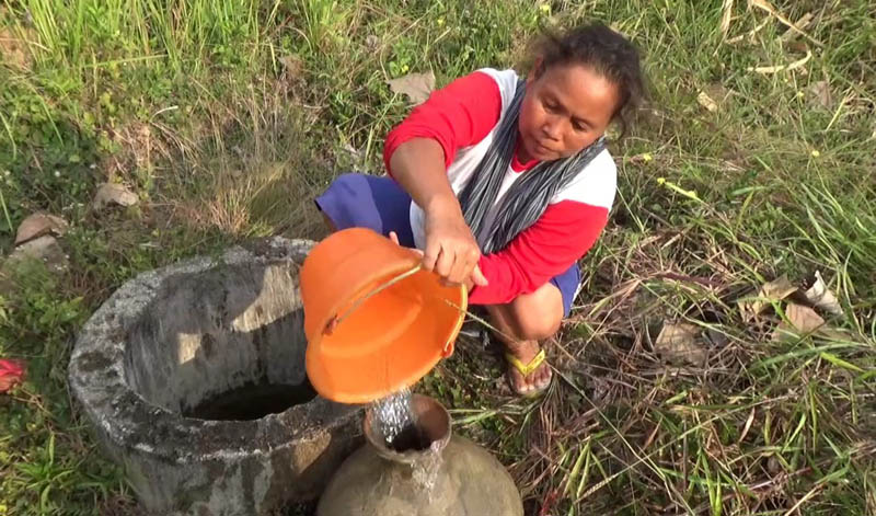 MEMBUTUHKAN: Akibat kekeringan ekstrem, masyarakat di 13 desa membutuhkan kiriman air bersih untuk mencukupi kebutuhan sehari-hari. (ASEP SYAEFUL BACHRI/JAWA POS RADAR NGAWI)